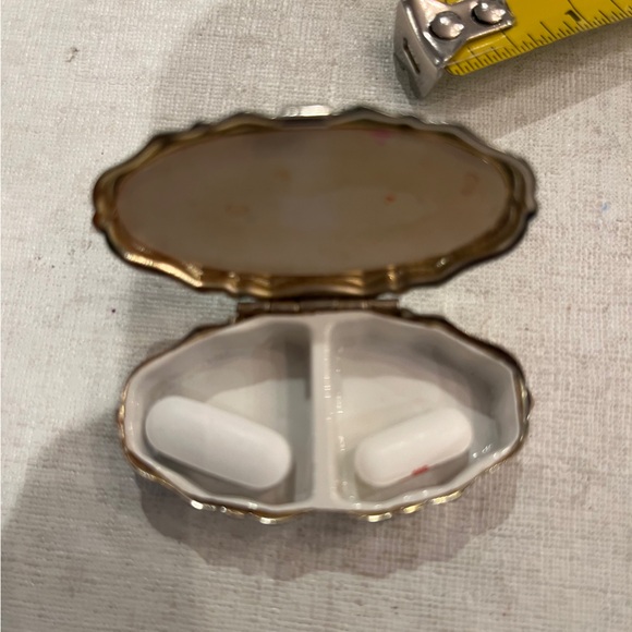 Vintage mid century modern etched starburst Spirograph style pill box. - Picture 10 of 10